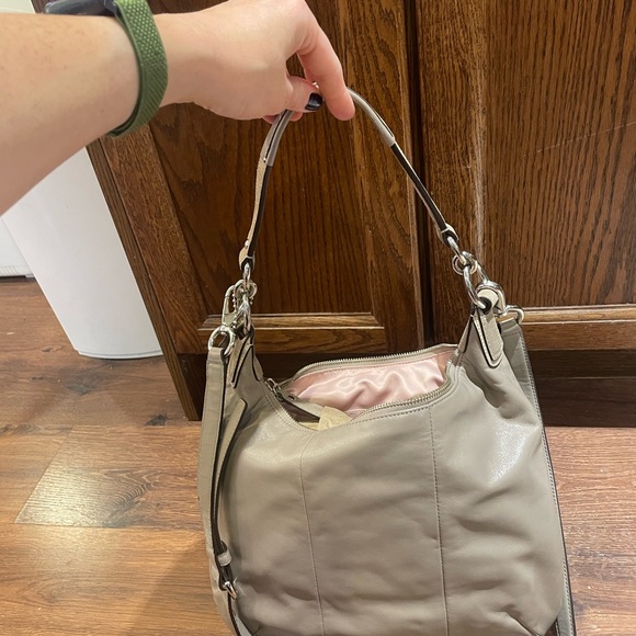 Elegant Taupe Shoulder Bag - Picture 3 of 4